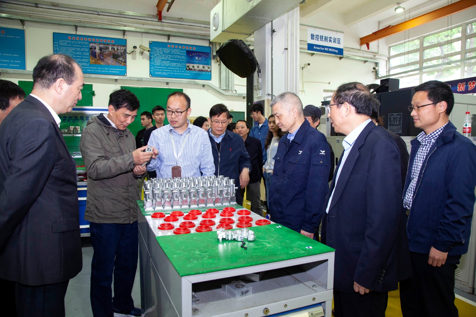 胡双钱参观制造工程系(2).jpg 胡双钱参观制造工程系(2).jpg