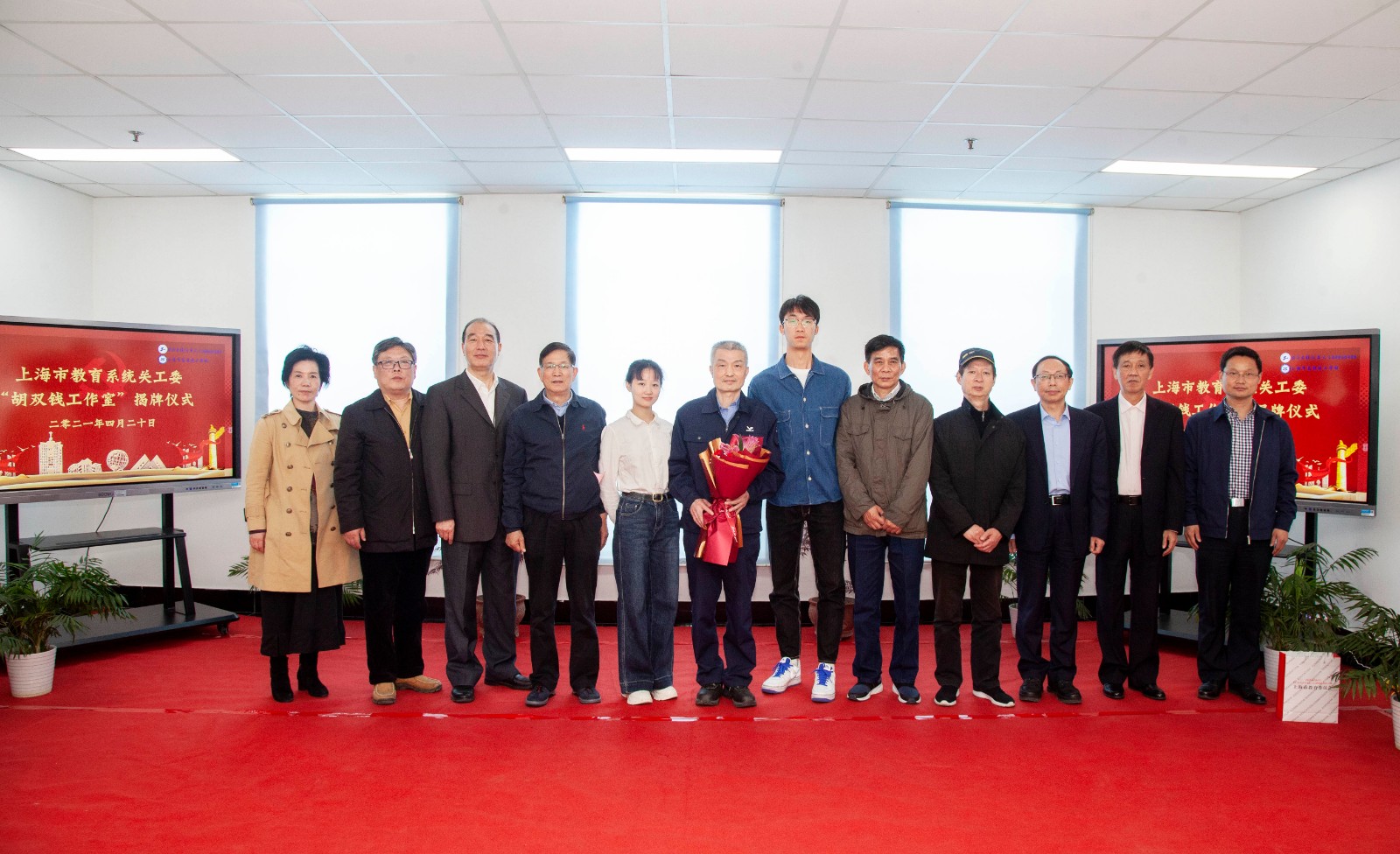 全体合影(1).jpg 全体合影(1).jpg