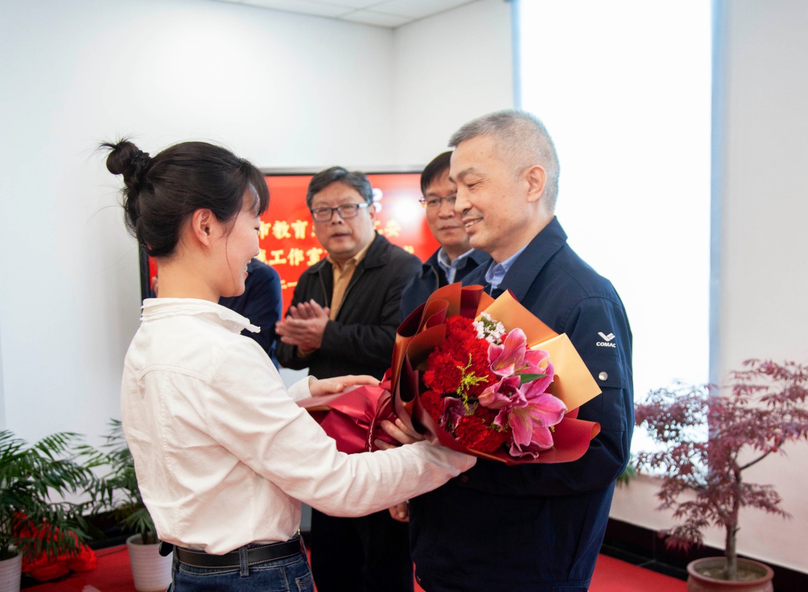 学生代表向胡双钱导师献花(1).jpg 学生代表向胡双钱导师献花(1).jpg