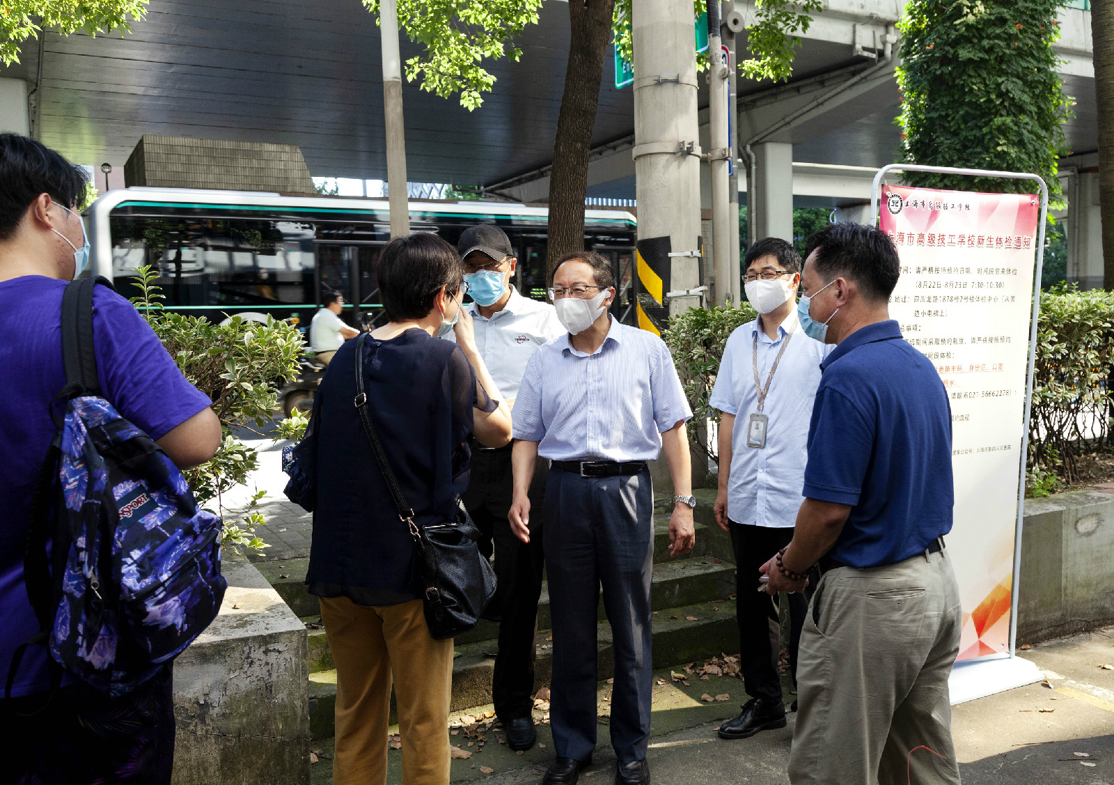 沈勤校长、朱建军副校长询问2020级新生报到现场情况(2).jpg 沈勤校长、朱建军副校长询问2020级新生报到现场情况(2).jpg