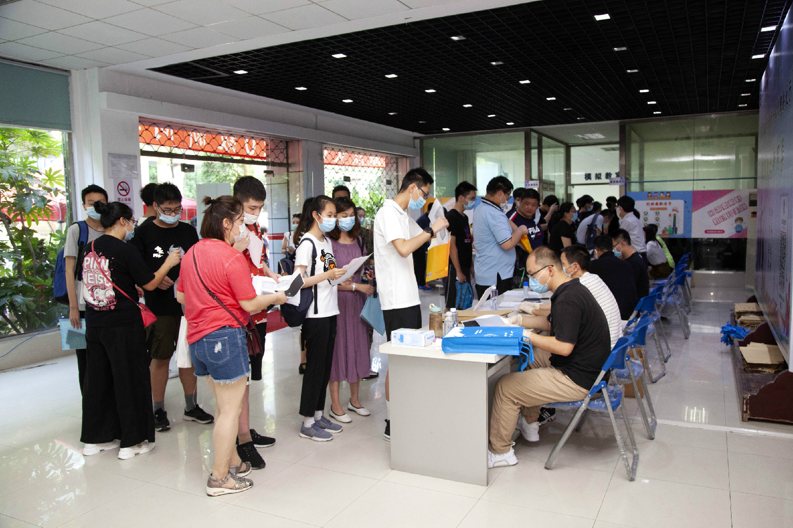 2020级新生报到(7).jpg 2020级新生报到(7).jpg