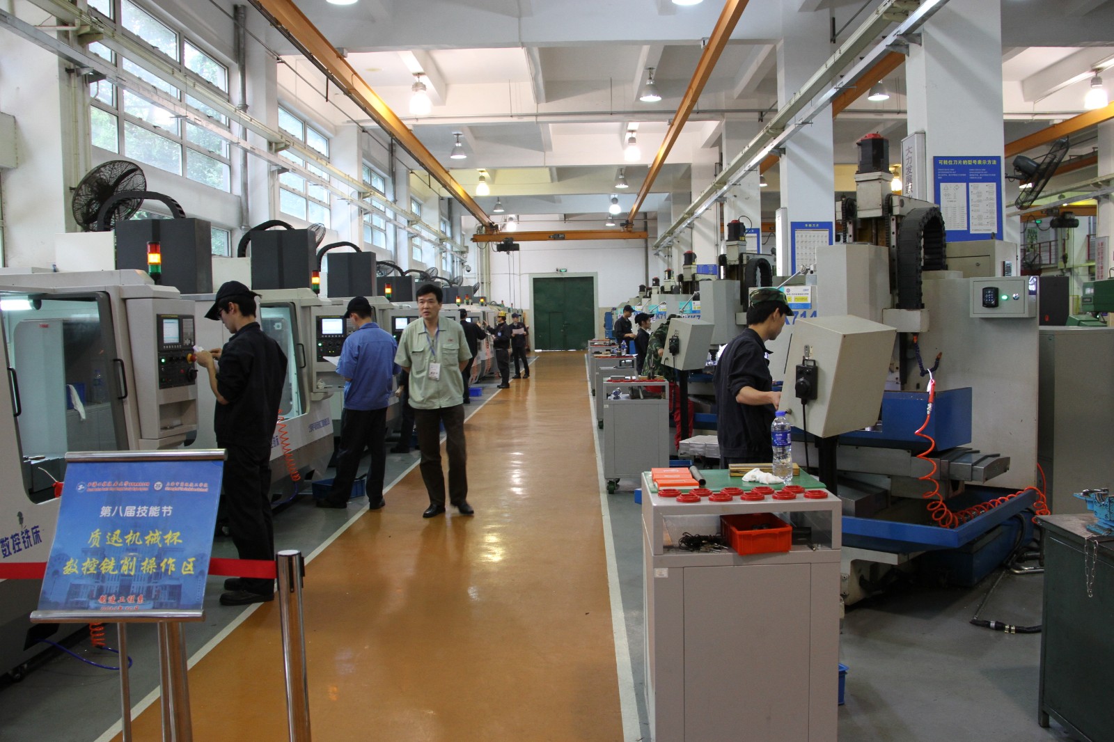 2014年数控铣削加工项目学生竞赛现场.JPG 2014年数控铣削加工项目学生竞赛现场.JPG